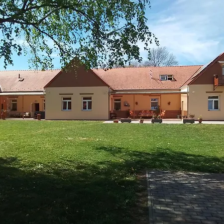 Oersegkapuja Vendeghaz * Csakanydoroszlo